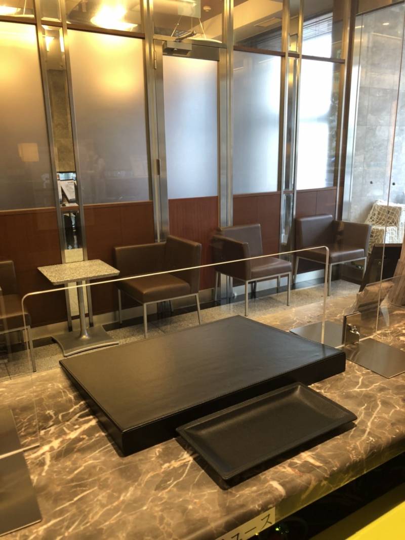 飛沫感染防止のためアクリルスクリーンを設置しました。