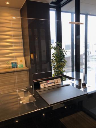 飛沫感染防止のためアクリルスクリーンを設置しました。
